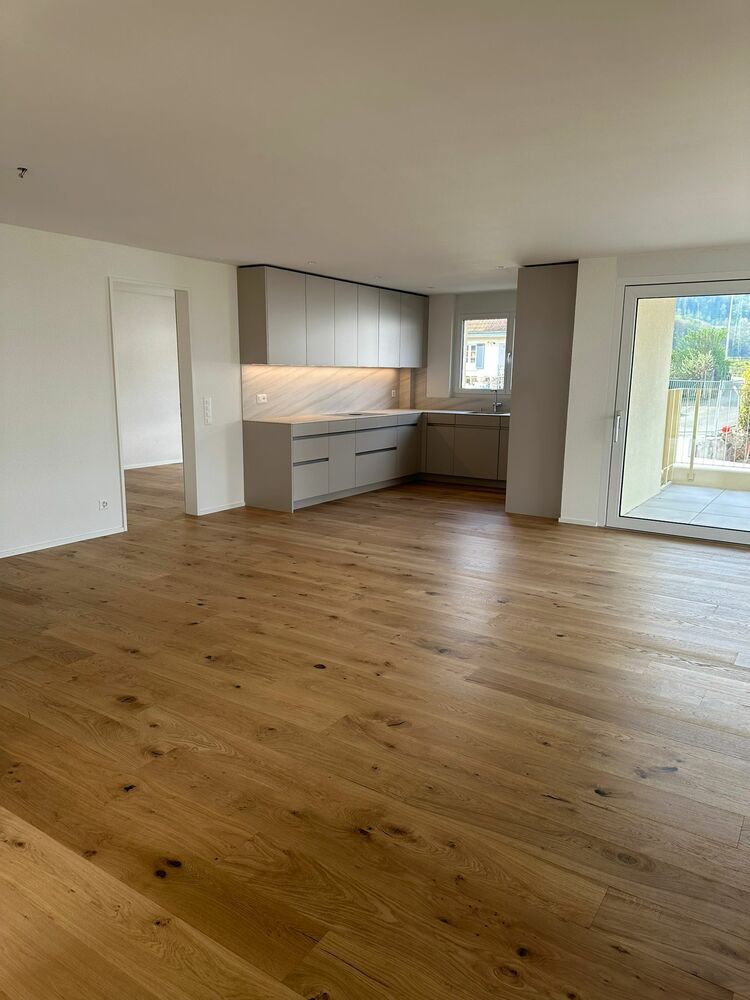 Offener Wohnbereich mit Küche und Balkon