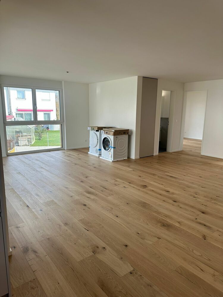 Heller leerer Wohnraum mit Holzoptikboden
