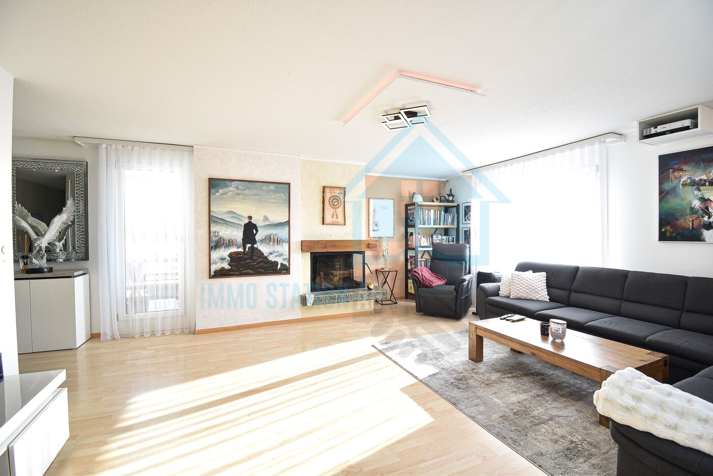 Helles Wohnzimmer mit Kamin und Sitzgruppe