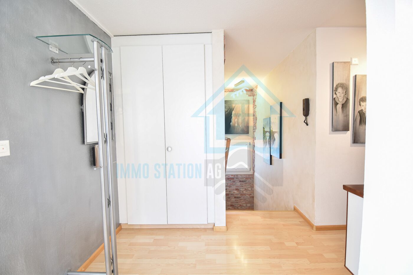 Heller Eingangsbereich mit Einbauschrank und Garderobe