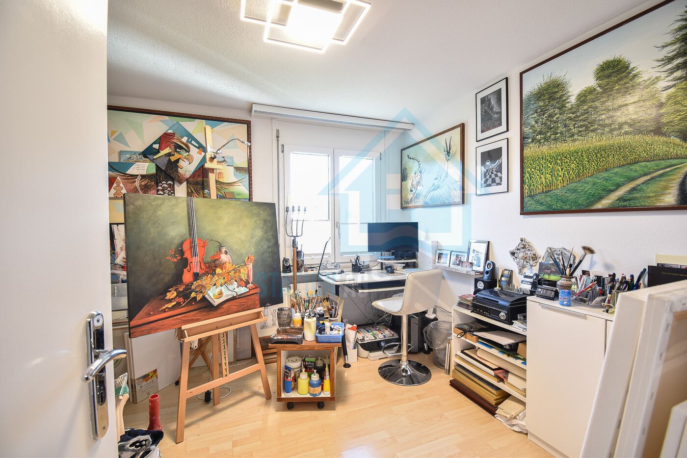 Kleines Arbeitszimmer mit Künstler- und Bastelbereich