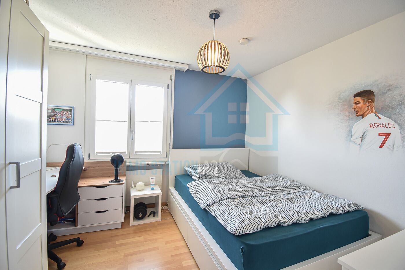 Helles kleines Schlafzimmer mit Schreibtisch
