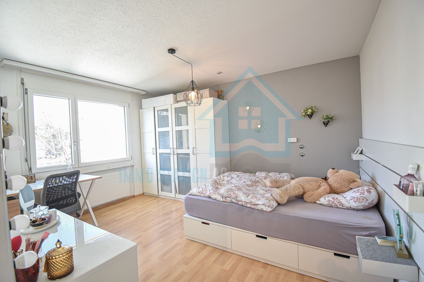 Helles Schlafzimmer mit Arbeitsplatz und Kleiderschrank