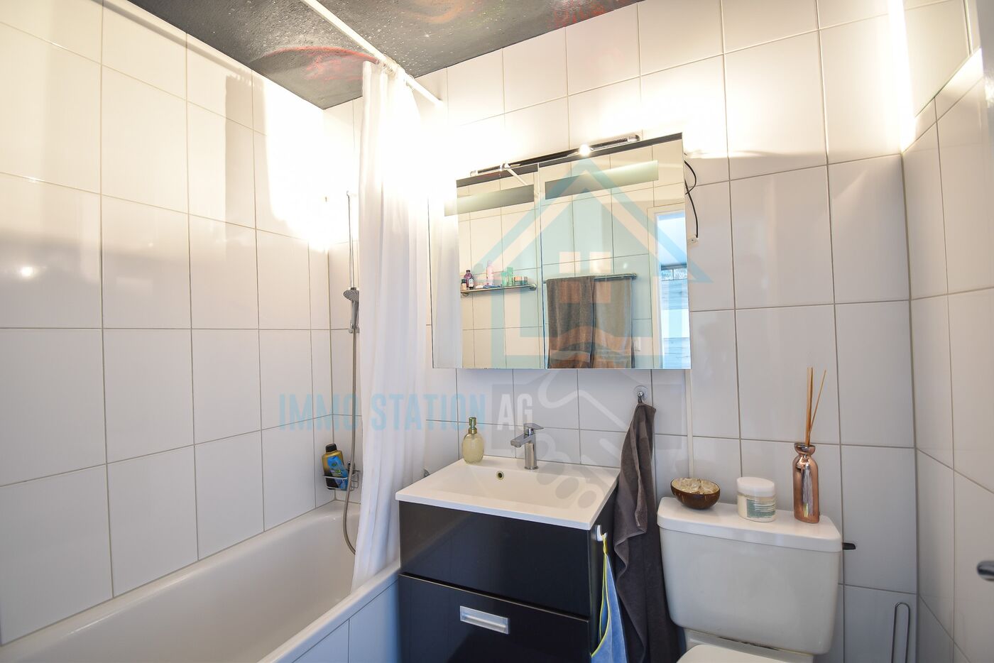 Badezimmer mit Badewanne und Waschtisch
