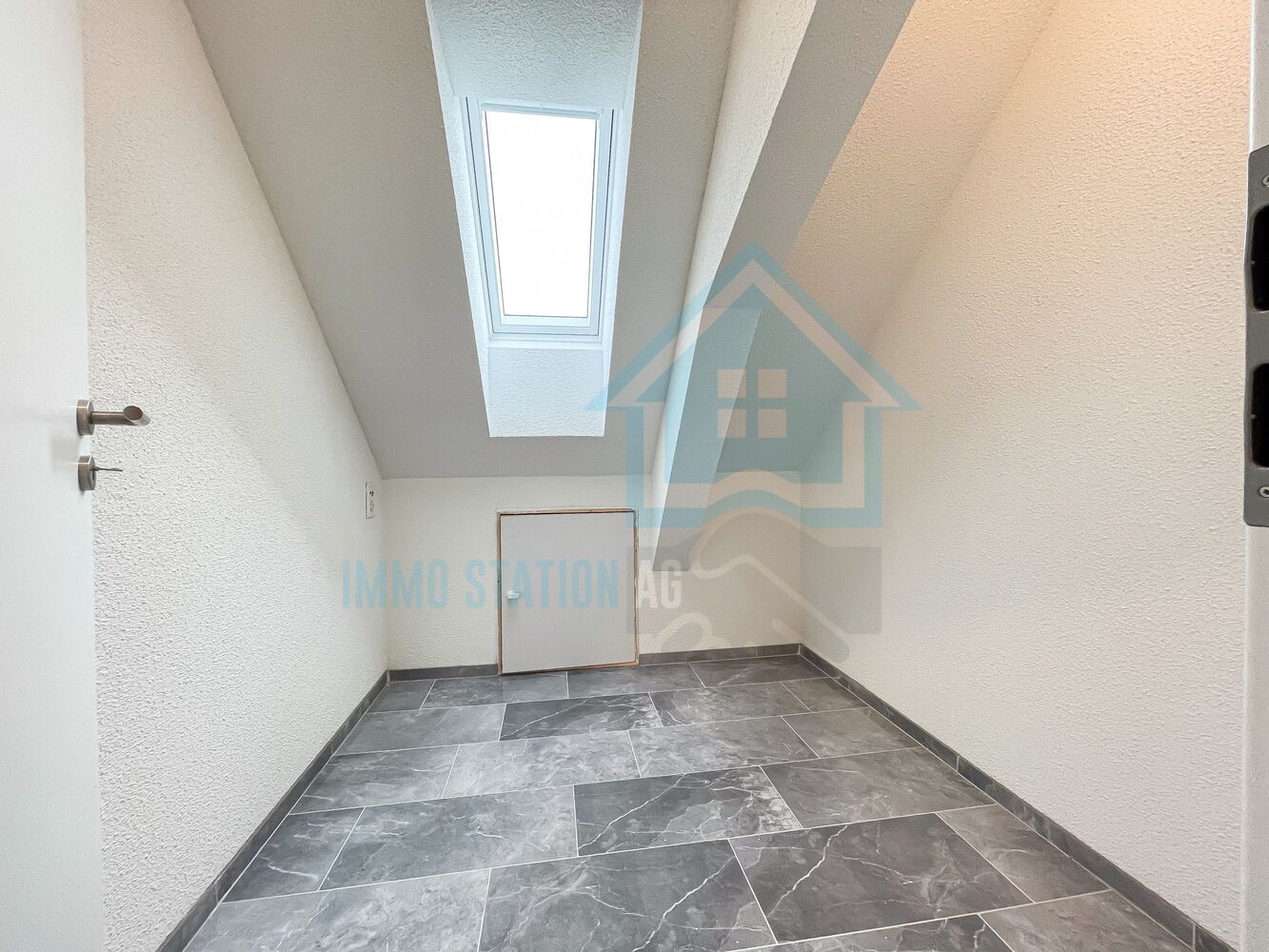 Dachgeschossraum mit Dachfenster