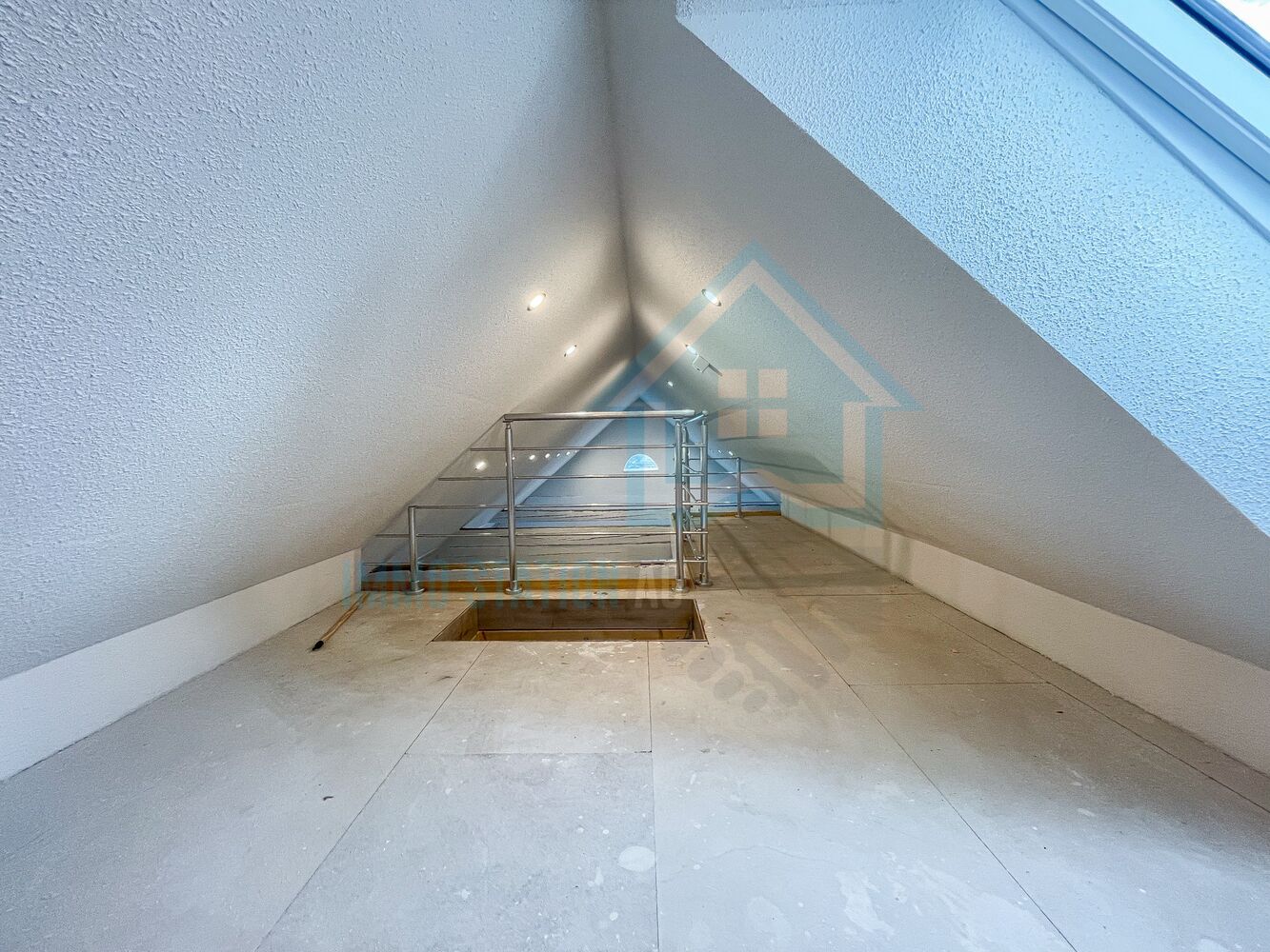Dachgeschossraum mit Galerie und Dachfenster