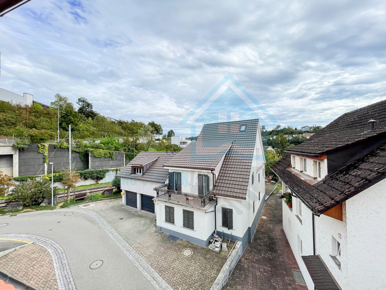 Wohnhausansicht mit Nachbargebäuden