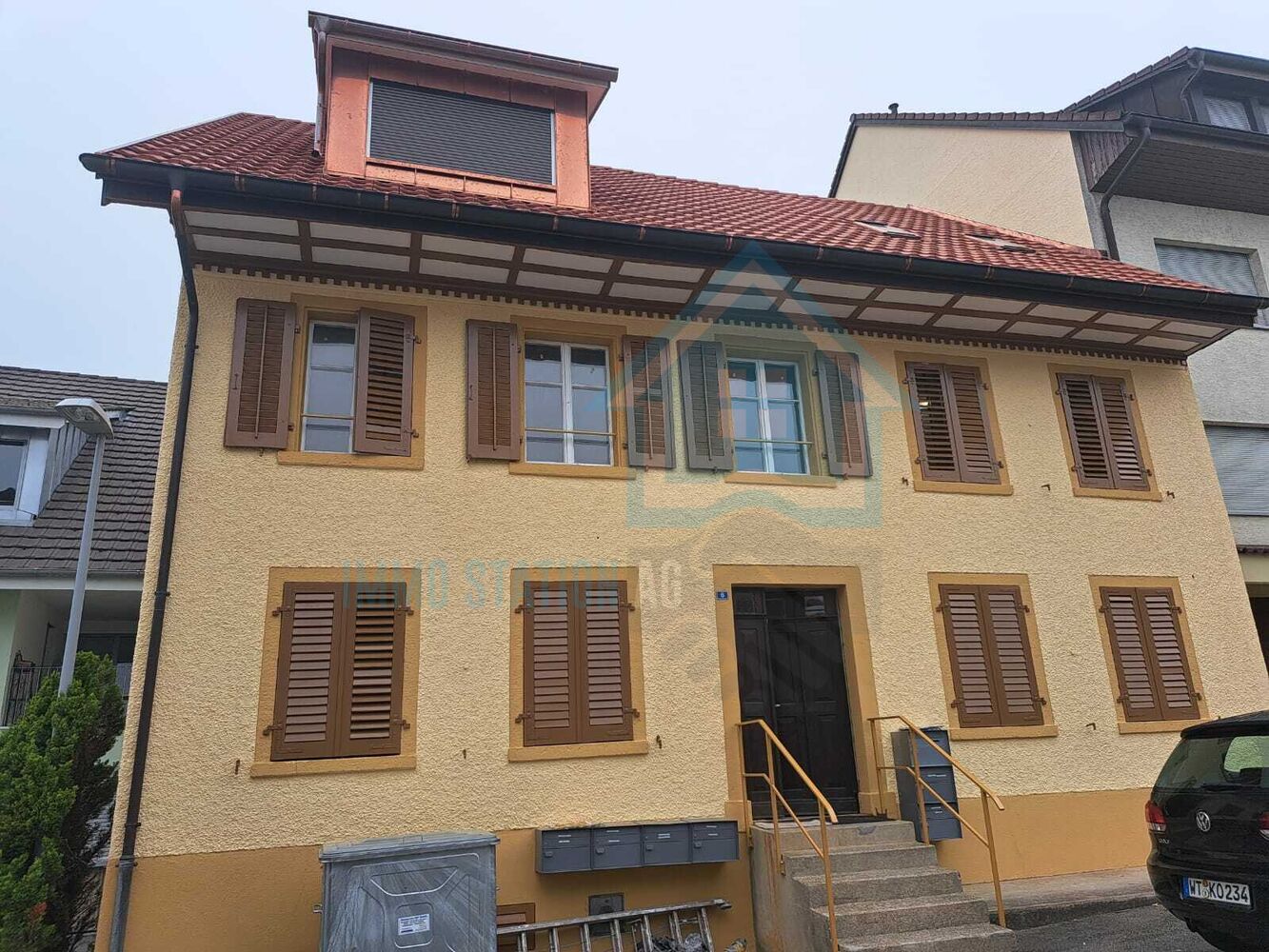 Außenansicht eines Hauses mit Satteldach und Fensterläden