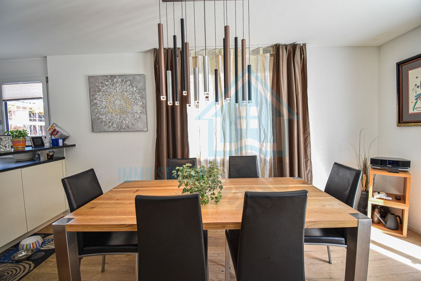 Essbereich mit Holztisch und dunklen Stühlen