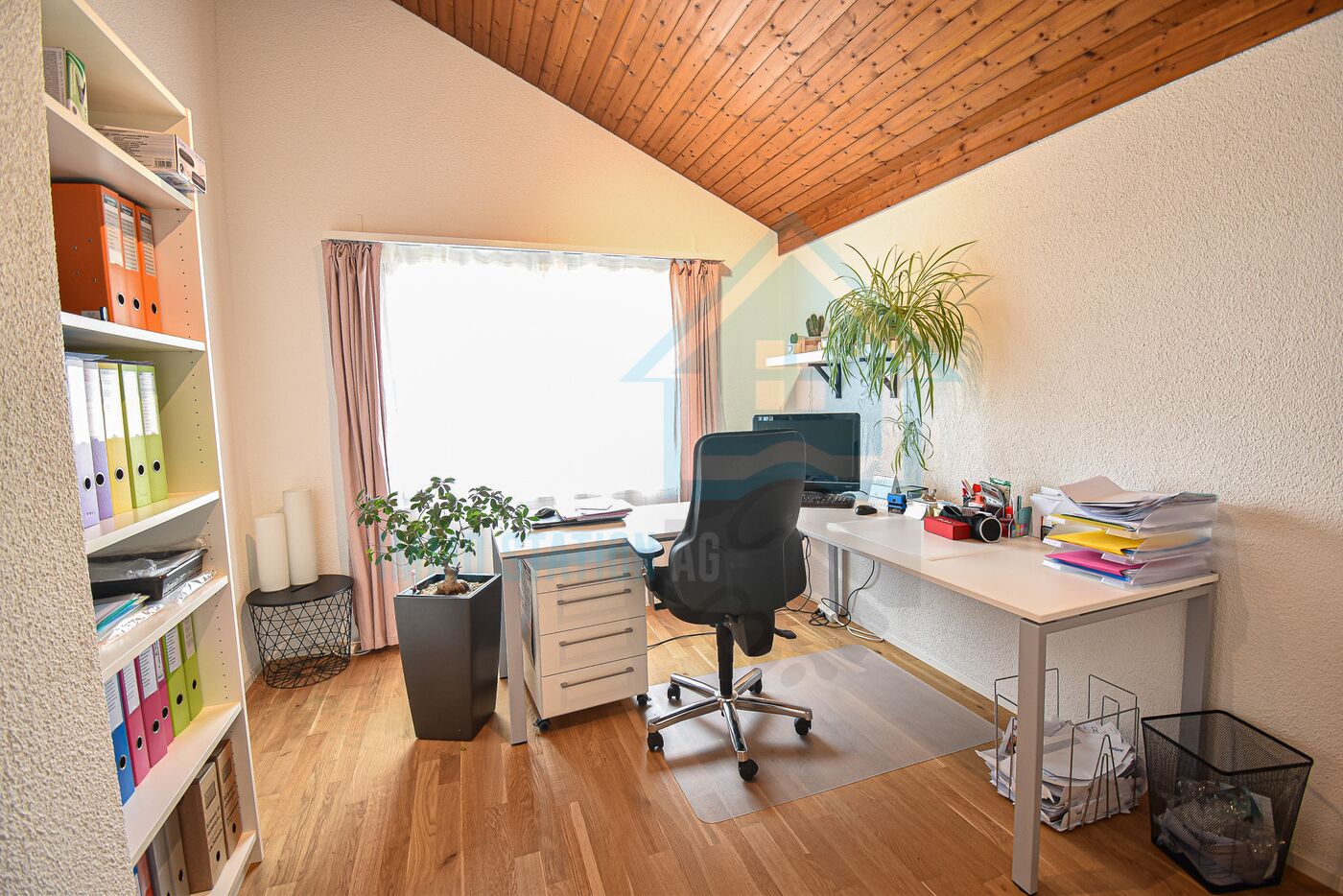Helles Arbeitszimmer mit Dachschräge