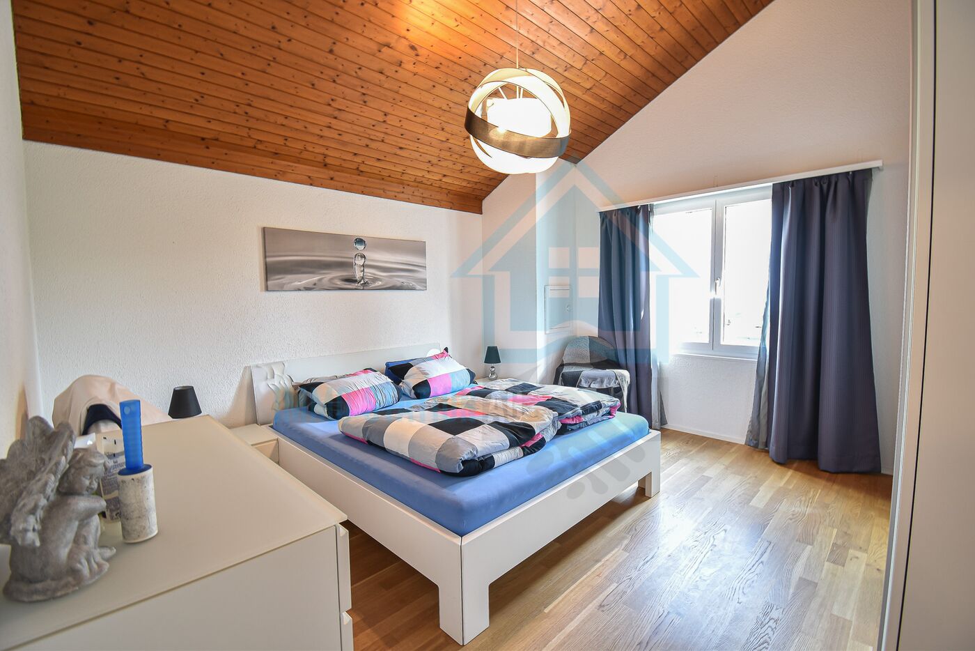 Helles Schlafzimmer mit Dachschräge