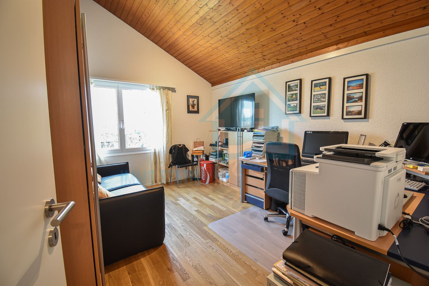 Arbeitszimmer mit Holzdecke