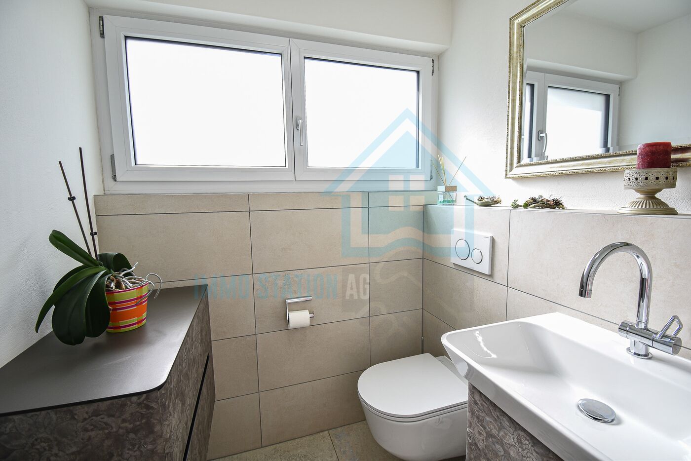 Modernes Gäste-WC mit Fenster