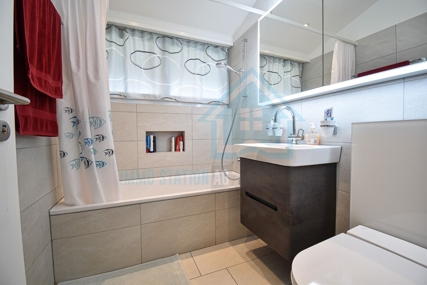 Modernes Badezimmer mit Badewanne und Waschtisch