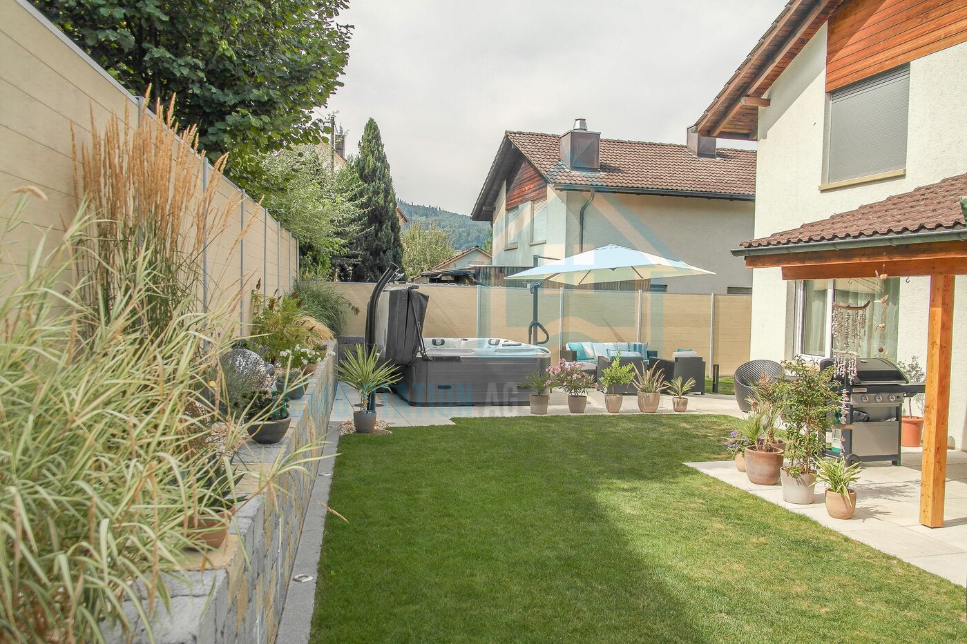 Gepflegter Garten mit Whirlpool und Terrasse