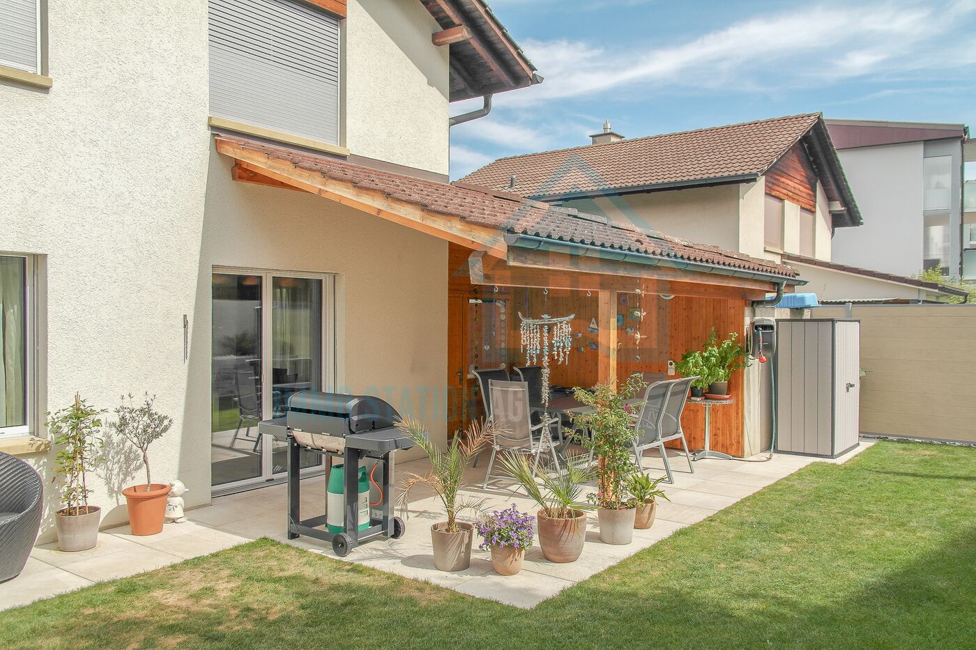 Überdachte Terrasse mit Gartenmöbeln