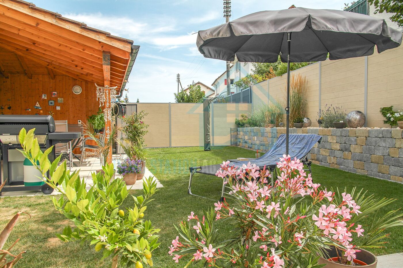Gemütlicher Garten mit überdachter Terrasse, Grill und Liegestuhl