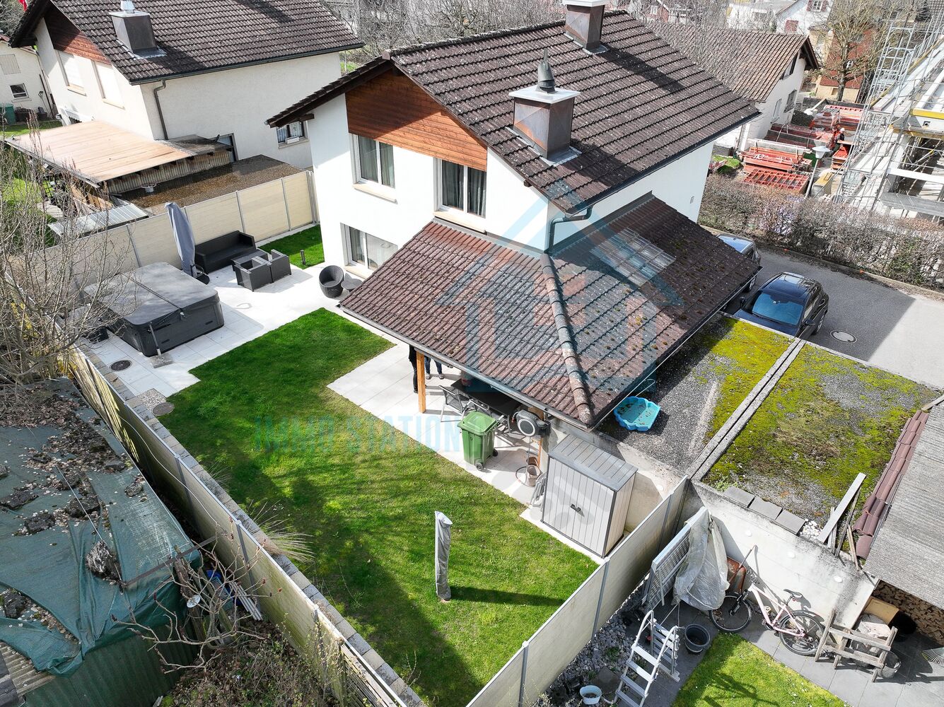 Außenansicht eines Wohnhauses mit Garten und Terrasse