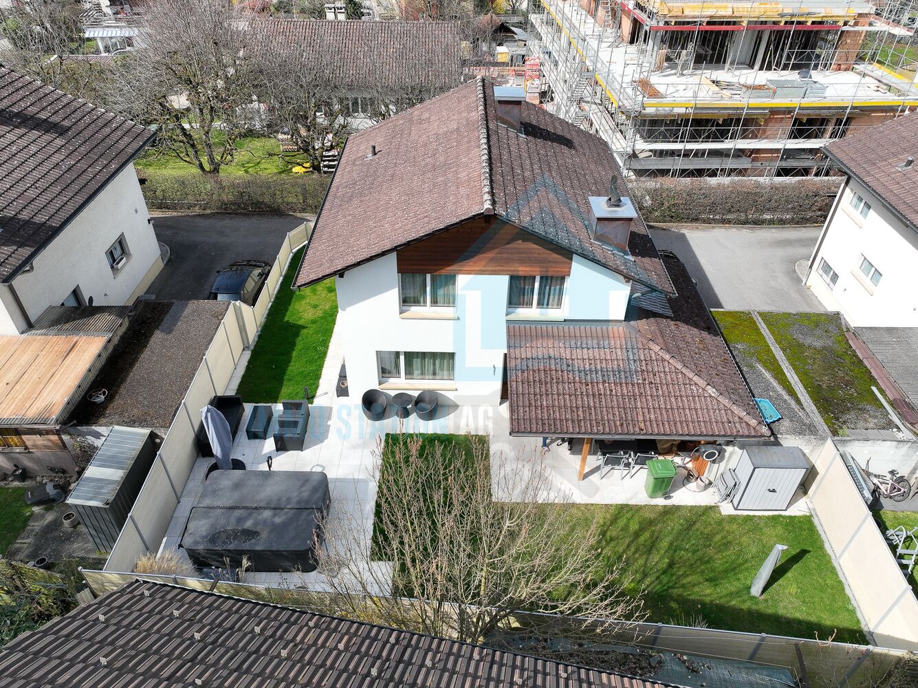 Luftaufnahme eines Einfamilienhauses mit Garten und Terrasse