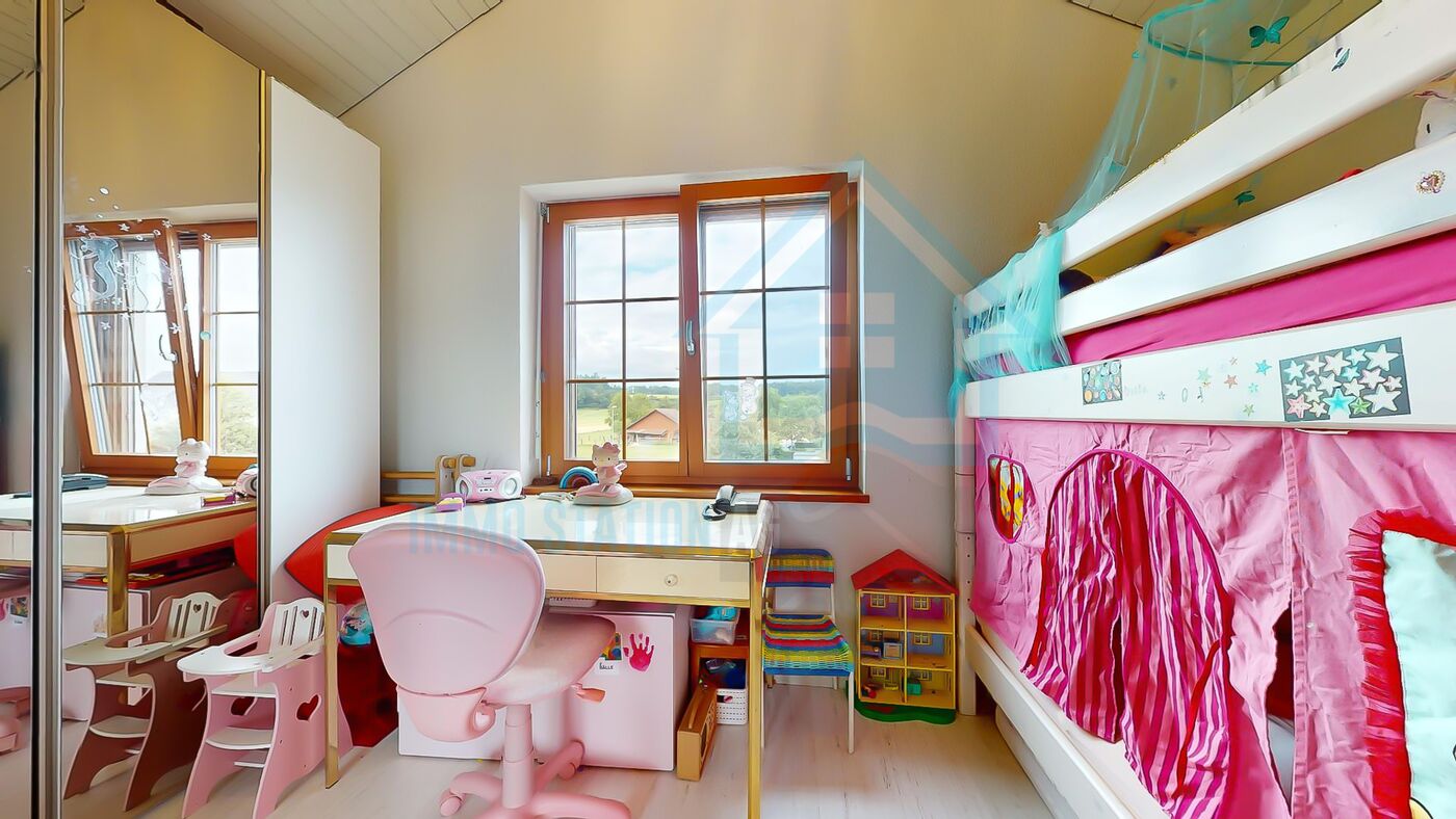 Kinderzimmer mit Etagenbett und Schreibtisch