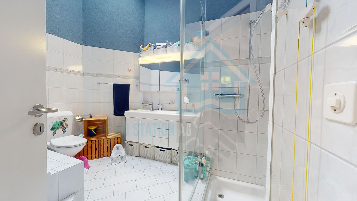 Helles Badezimmer mit Dusche und WC