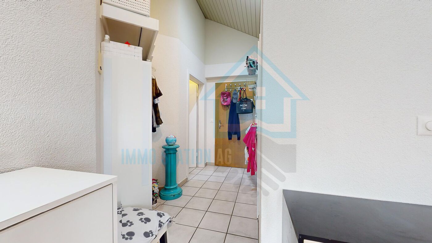 Heller Eingangsbereich mit Garderobe