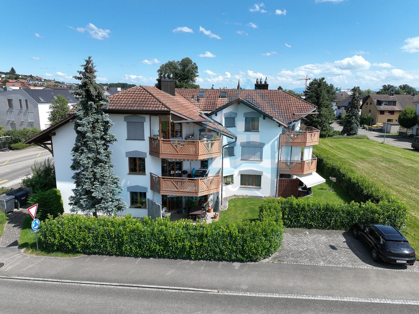 Wohnhaus mit Balkonen und großem Garten