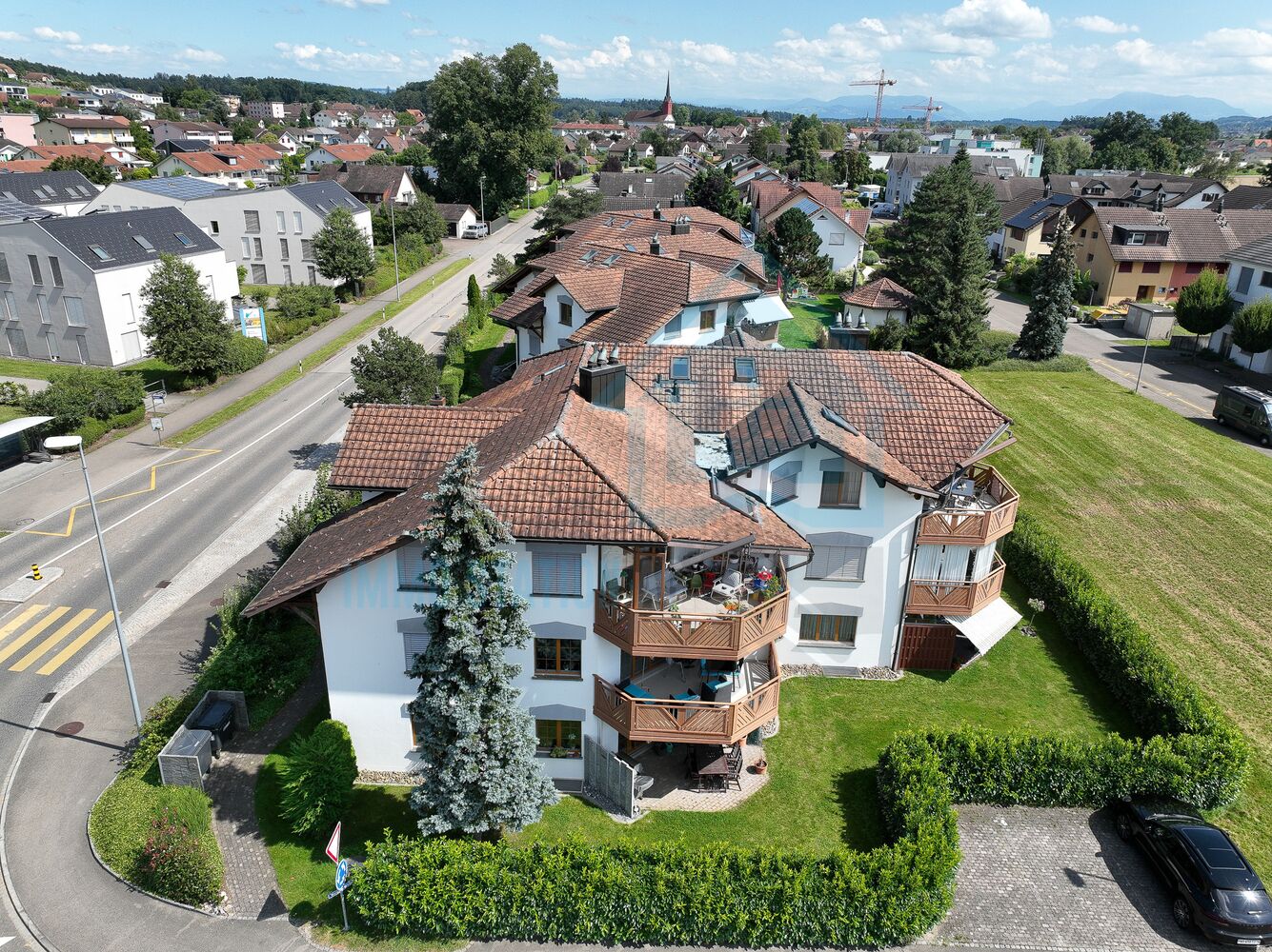 Luftaufnahme eines Wohnhauses mit Garten