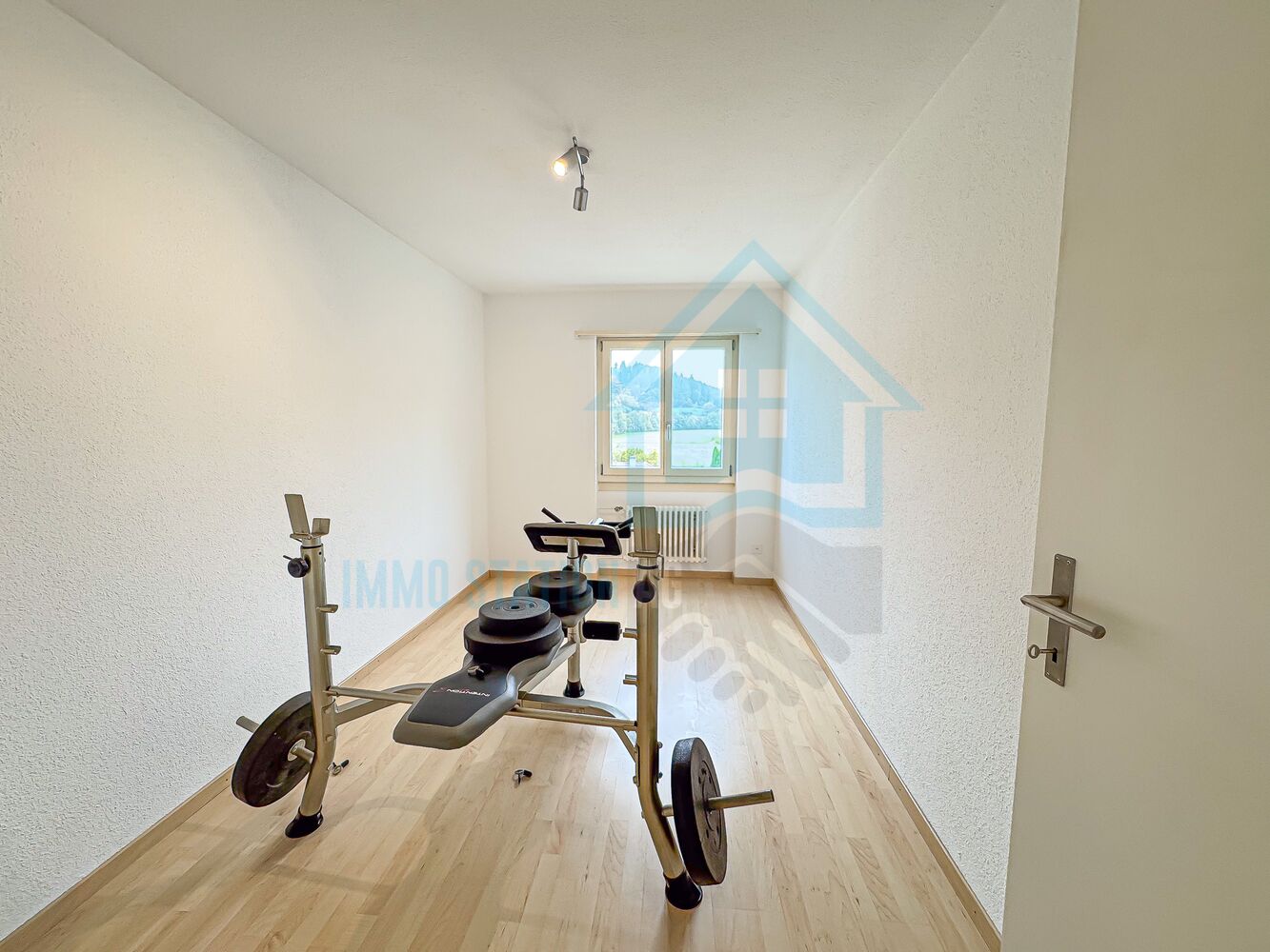 Heller Mehrzweckraum mit Fitnessgerät