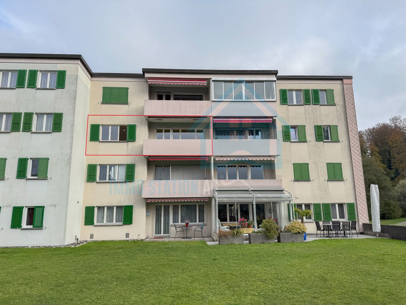 Wohnhaus mit Balkonen und Gartenansicht
