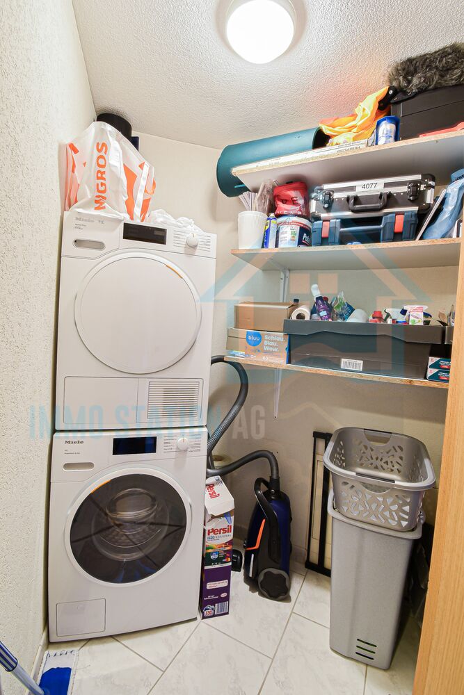 Hauswirtschaftsraum mit Waschmaschine und Trockner