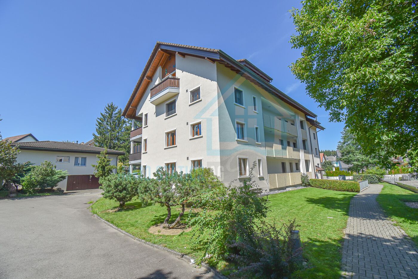 Mehrfamilienhaus mit Garten und Weganlage
