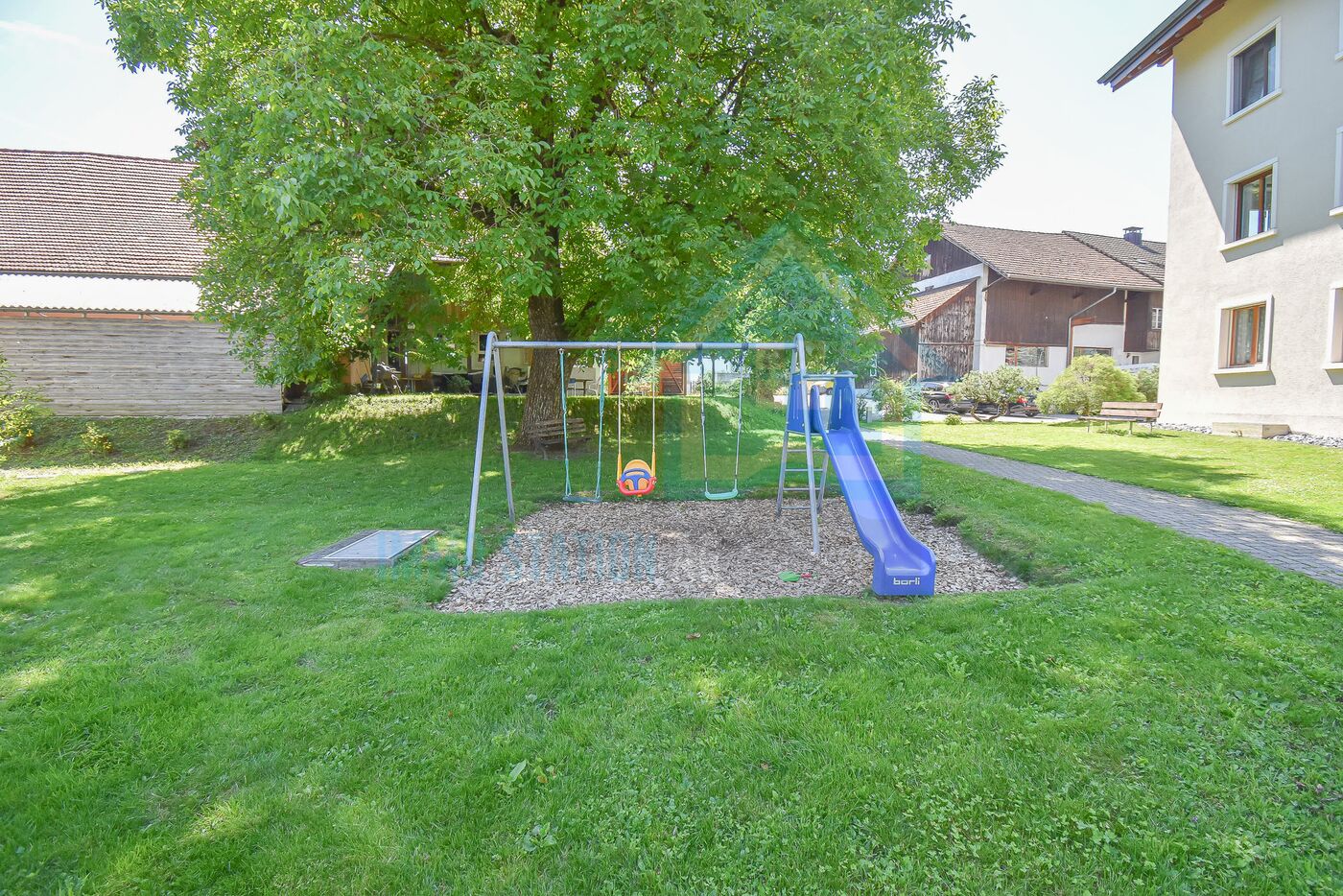 Garten mit Spielplatz