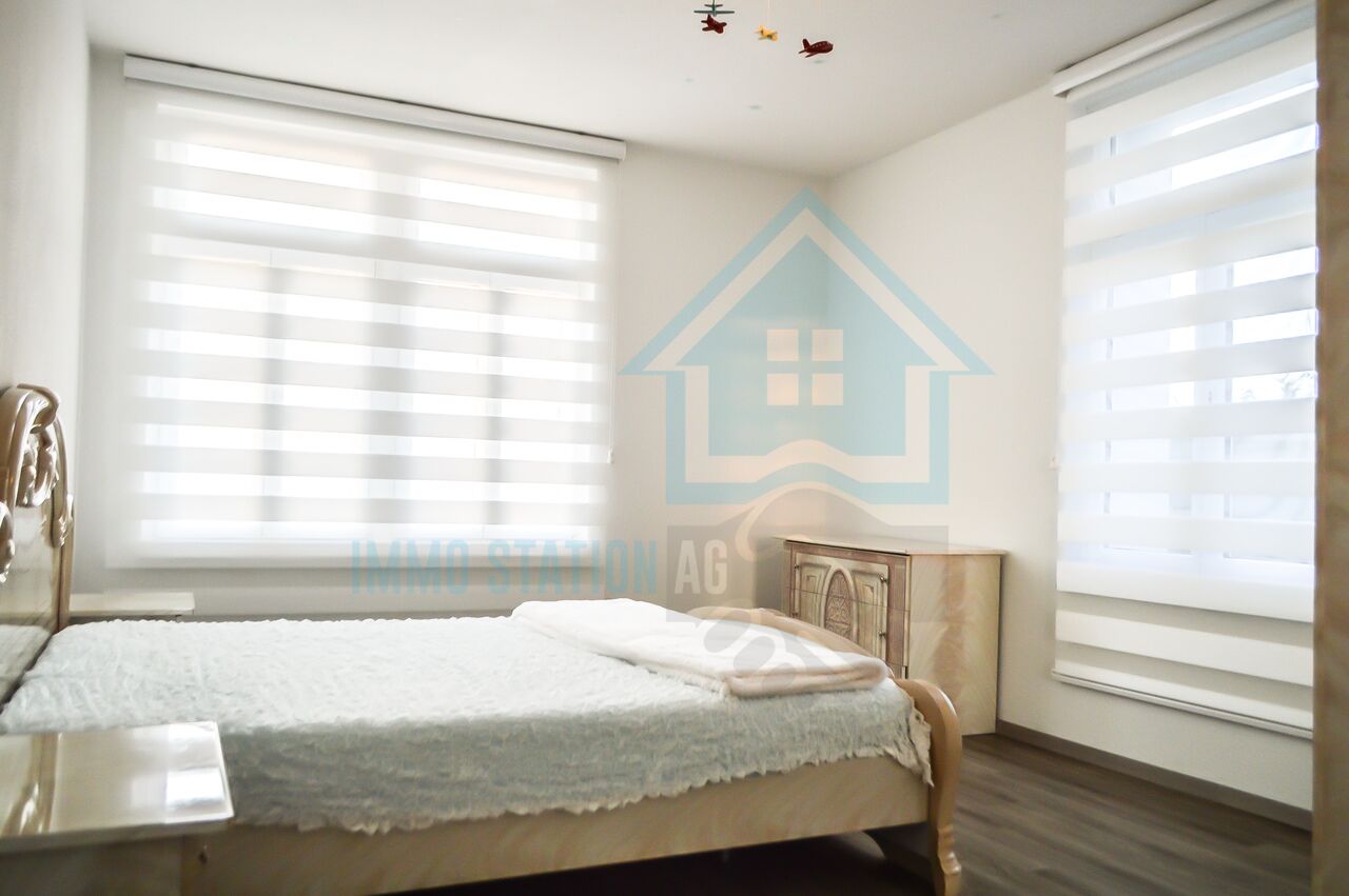 Helles Schlafzimmer mit zwei großen Fenstern