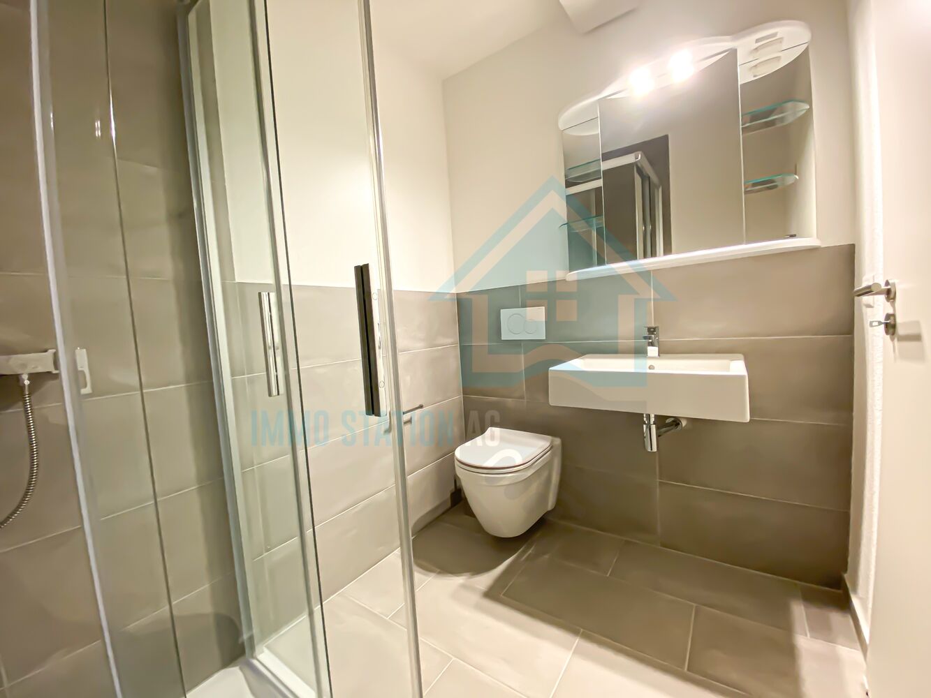 Modernes Badezimmer mit Dusche und Wand-WC
