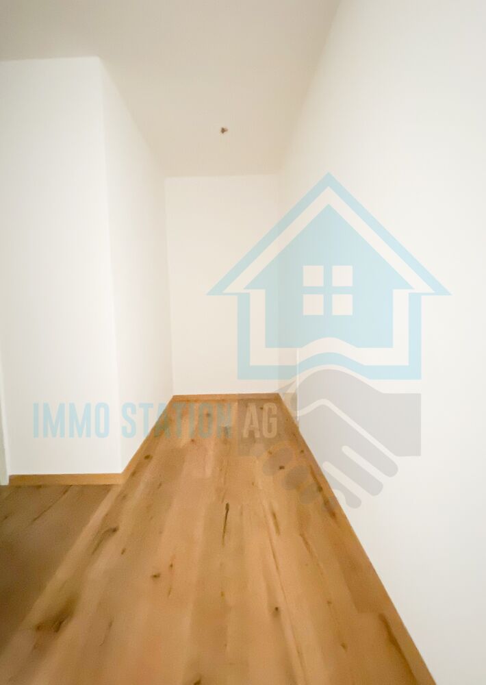 Leerer Innenraum mit Holzboden