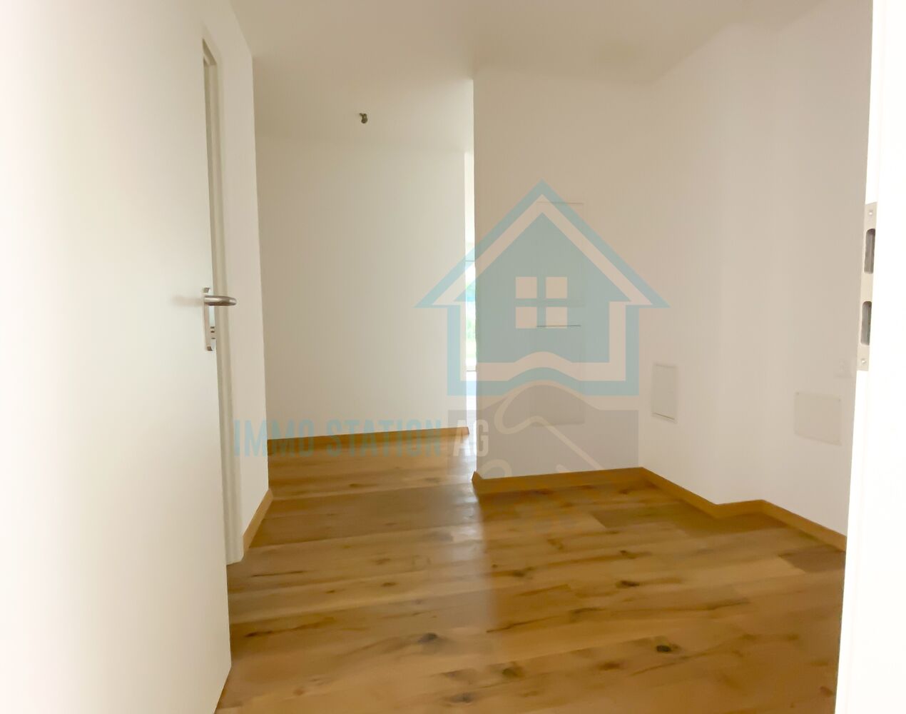 Heller Flur mit Holzboden