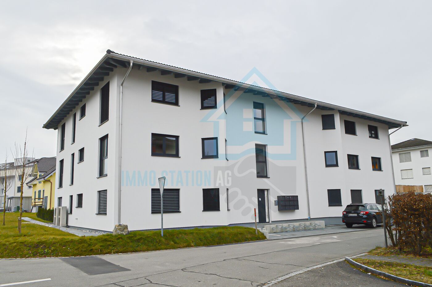 Mehrfamilienhaus mit moderner verputzter Fassade