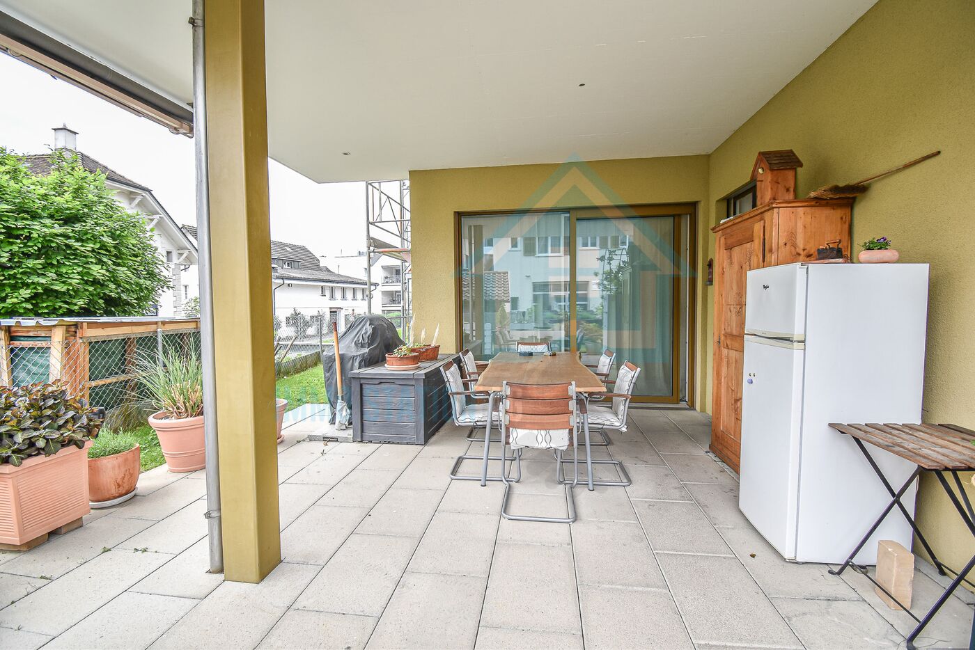 Überdachte Terrasse mit Sitzgruppe und Grillbereich