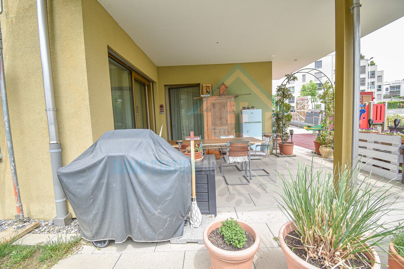 Überdachte Terrasse mit Sitzplatz und Grill
