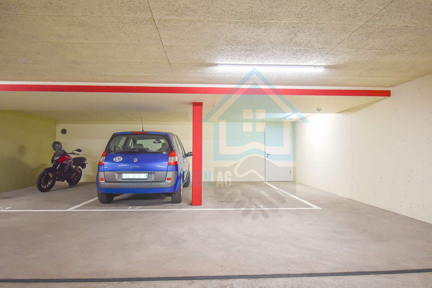 Tiefgarage mit Stellplätzen