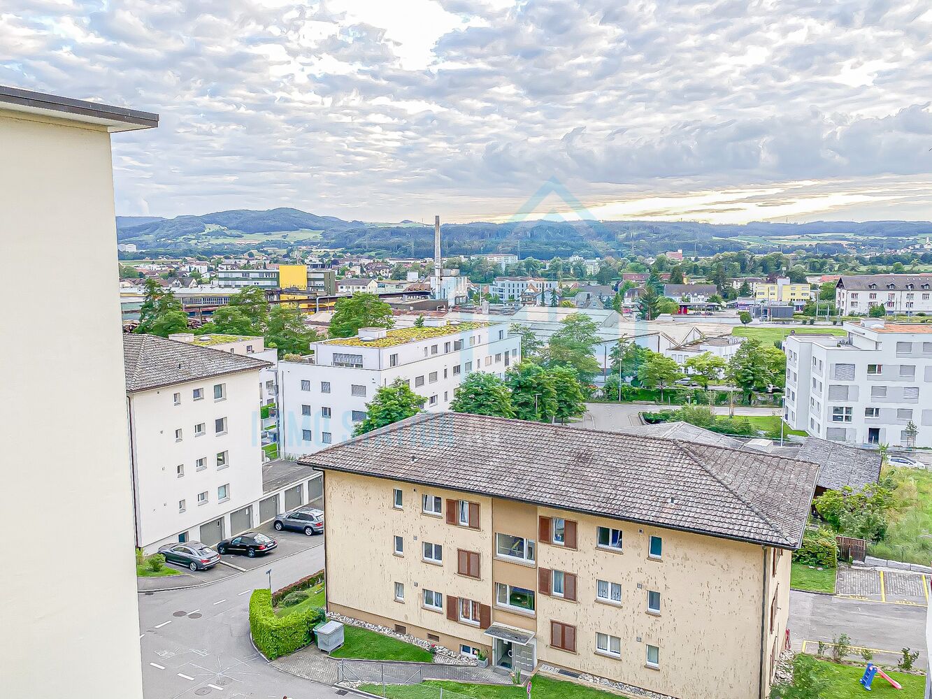 Blick vom oberen Stockwerk über eine Wohnsiedlung