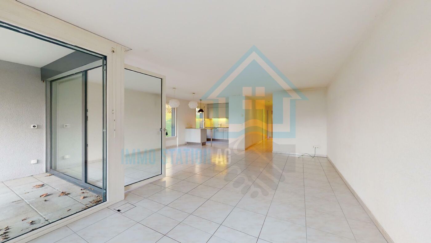 Heller offener Wohnbereich mit verglaster Loggia