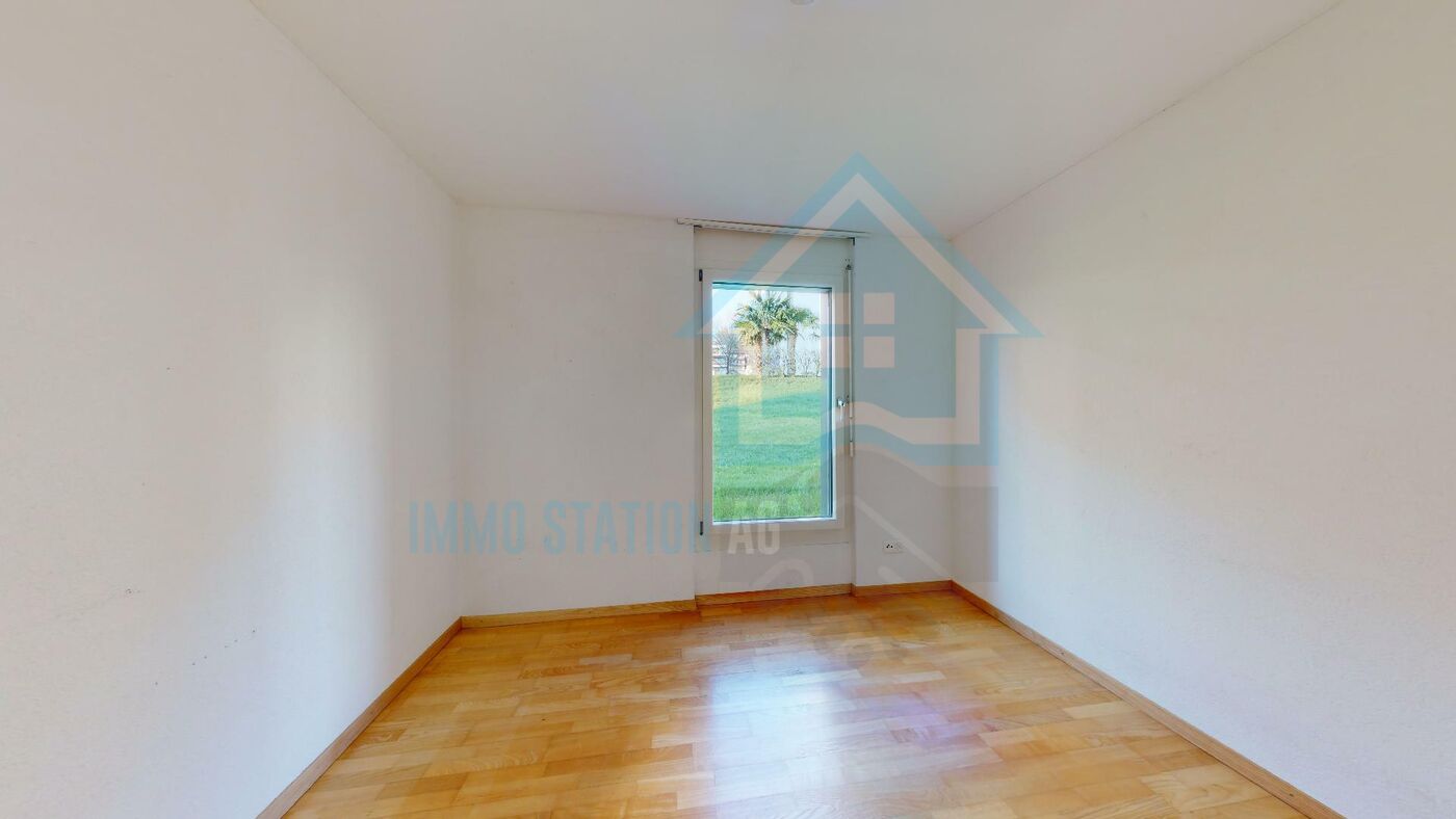 Leerer heller Raum mit Fenster zum Garten