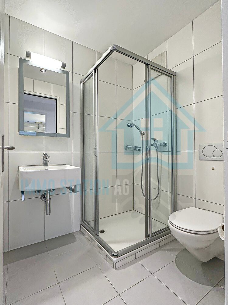 Modernes Badezimmer mit Dusche und Wand-WC