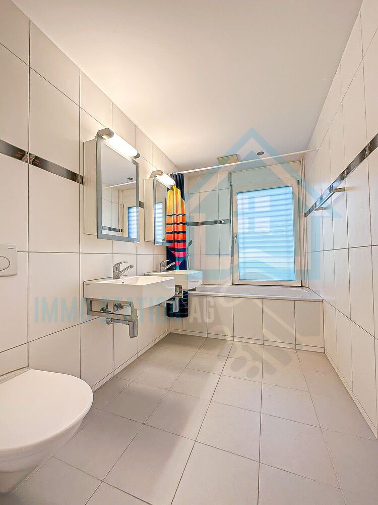 Helles, modernes Badezimmer mit Badewanne und Waschbecken