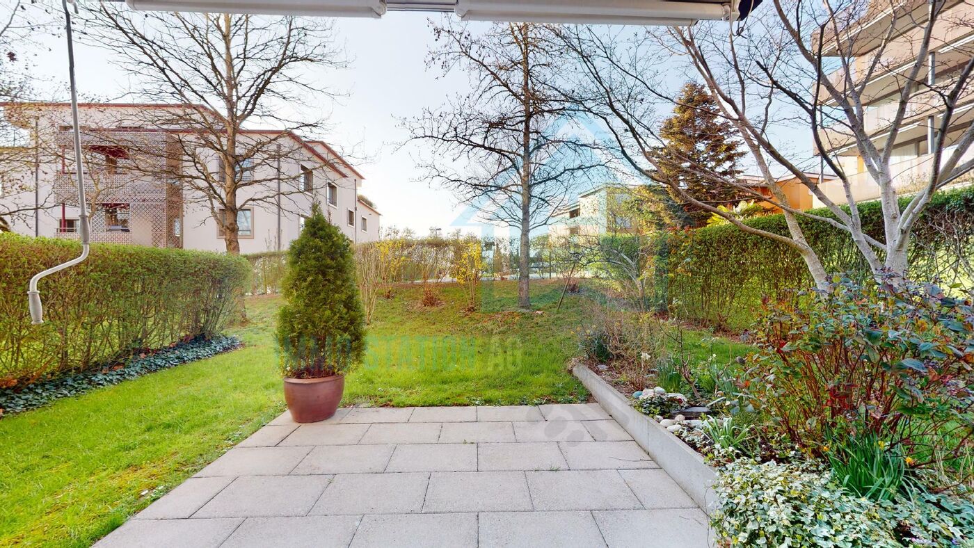 Garten mit Terrasse und Wohnanlage