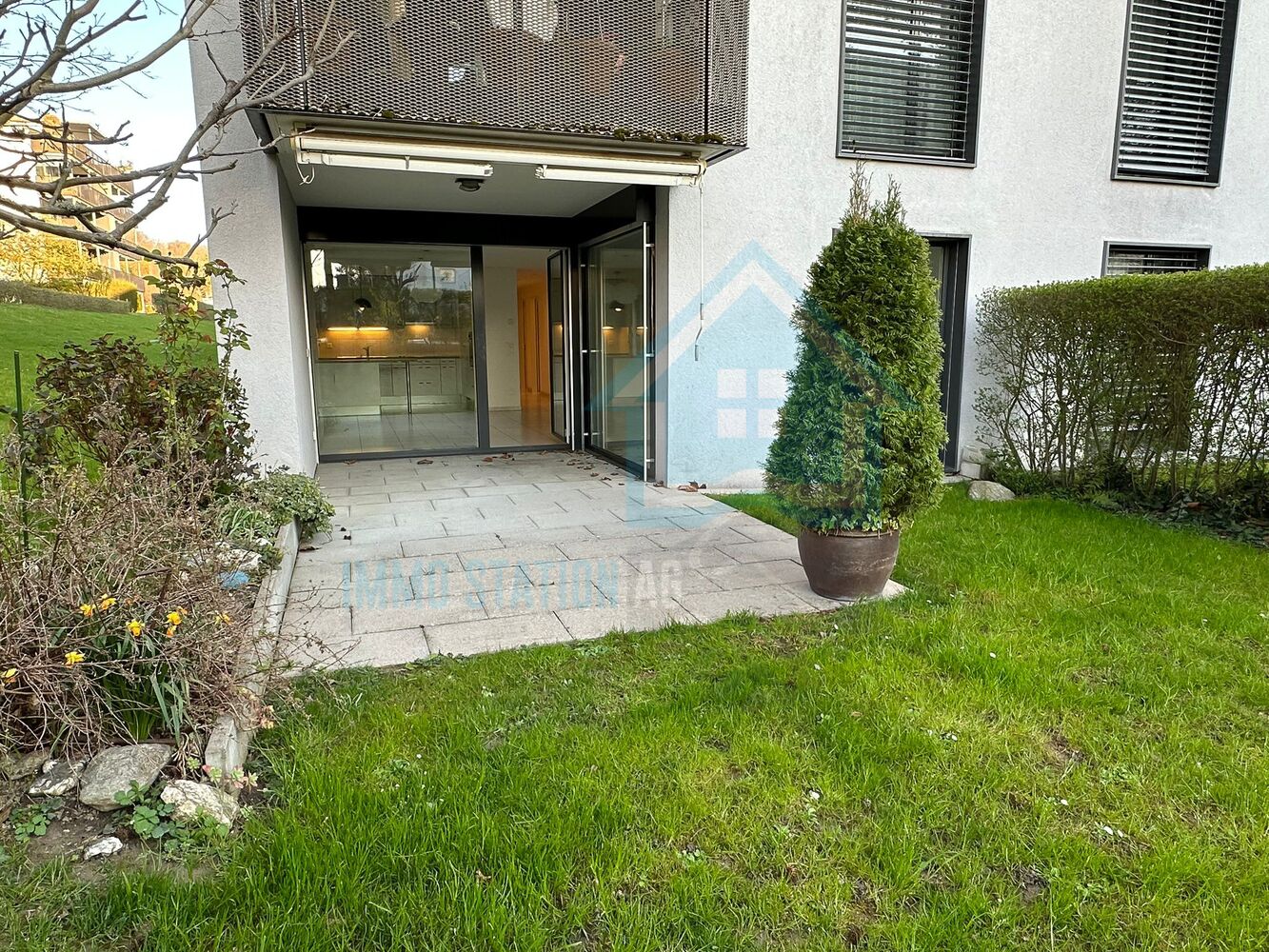 Gartenterrasse vor moderner Wohnanlage