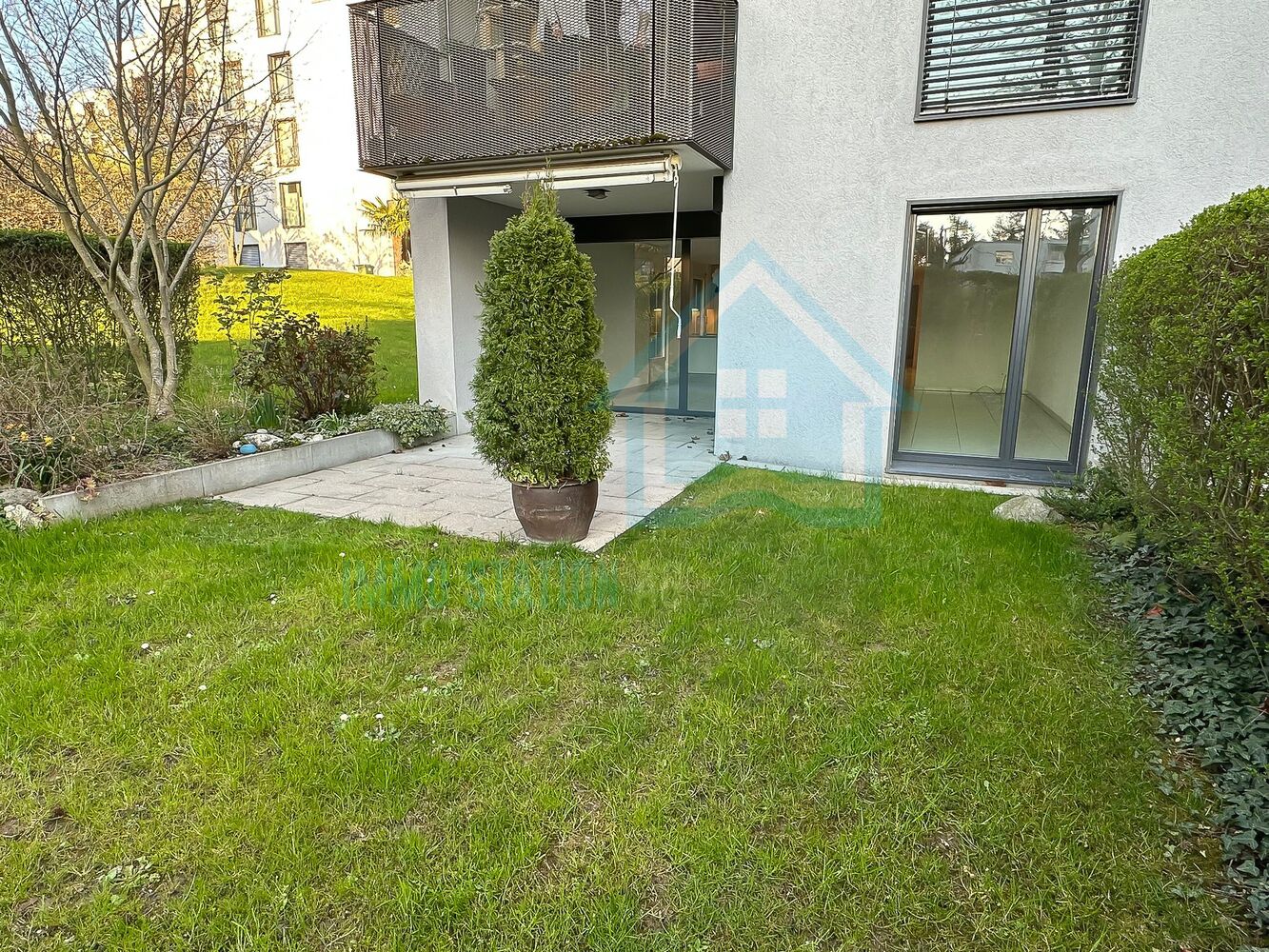 Gartenansicht mit Balkon und Terrasse