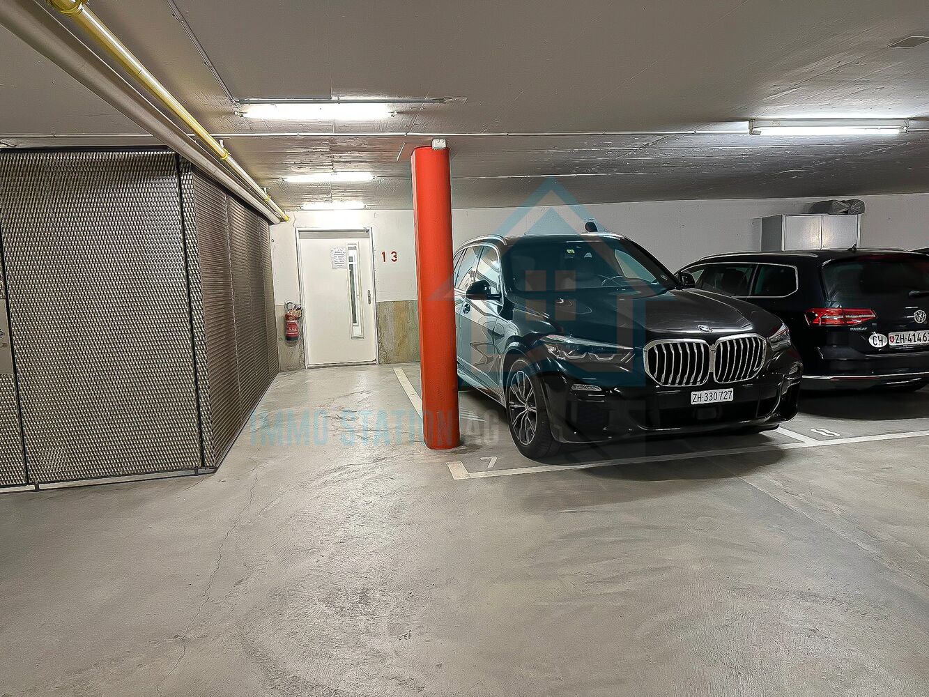 Tiefgarage mit geparkten Fahrzeugen